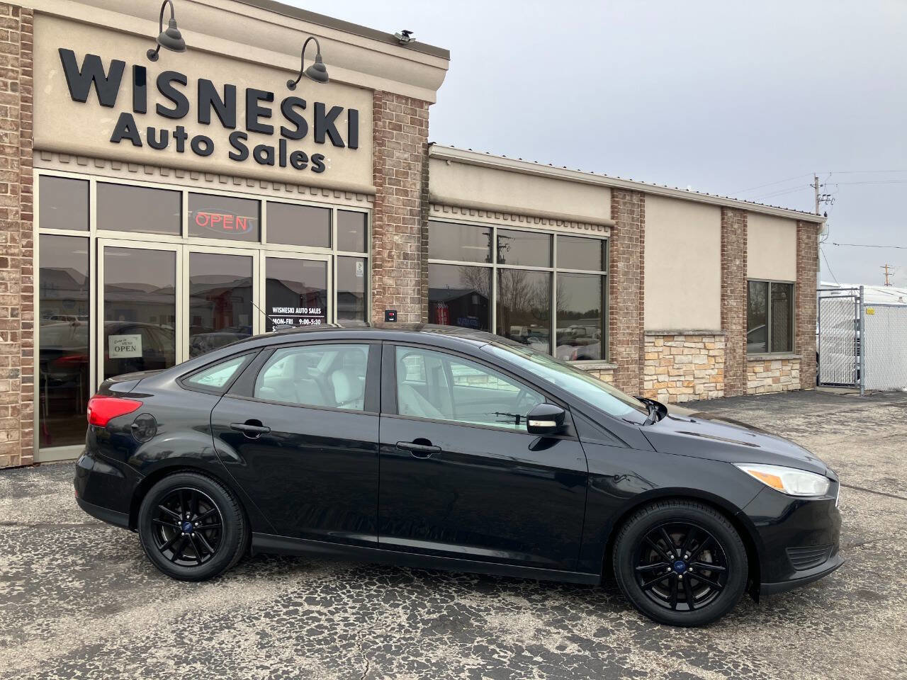 Used 2015 Ford Focus SE FWD image 2