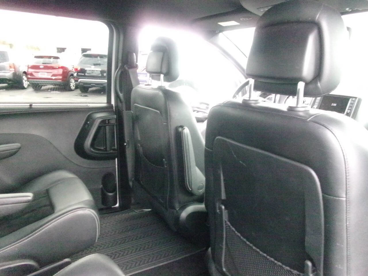 Used 2018 Dodge Grand Caravan SXT w/ Driver Convenience Group image 25