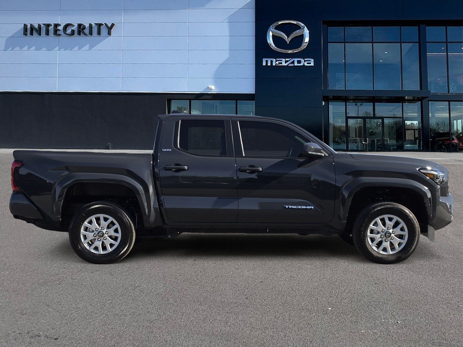 Used 2025 Toyota Tacoma SR5 AWD/4WD image 3