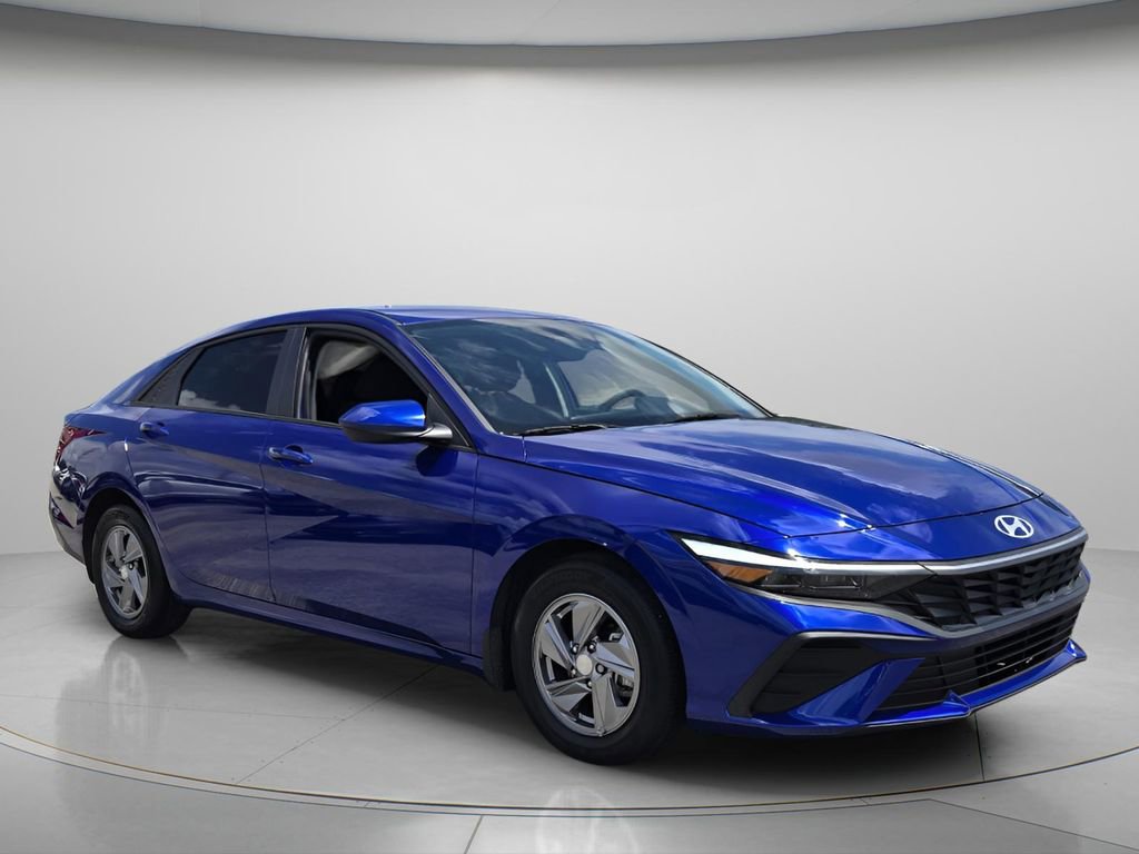 Certified 2025 Hyundai Elantra SE FWD image 9