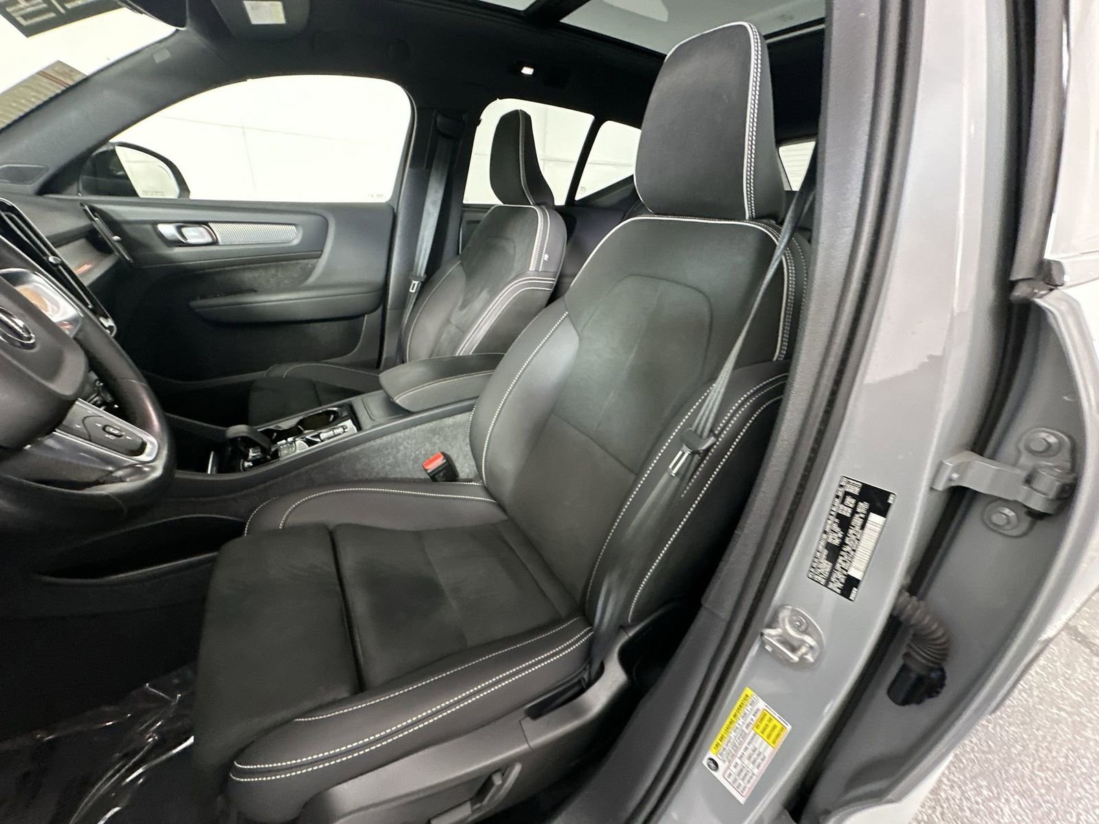 Used 2024 Volvo XC40 B5 Plus image 11