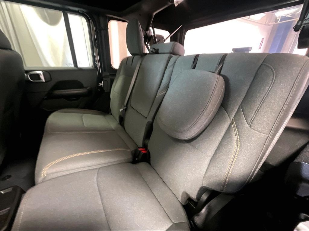 Used 2024 Jeep Wrangler Unlimited Sahara AWD/4WD image 15