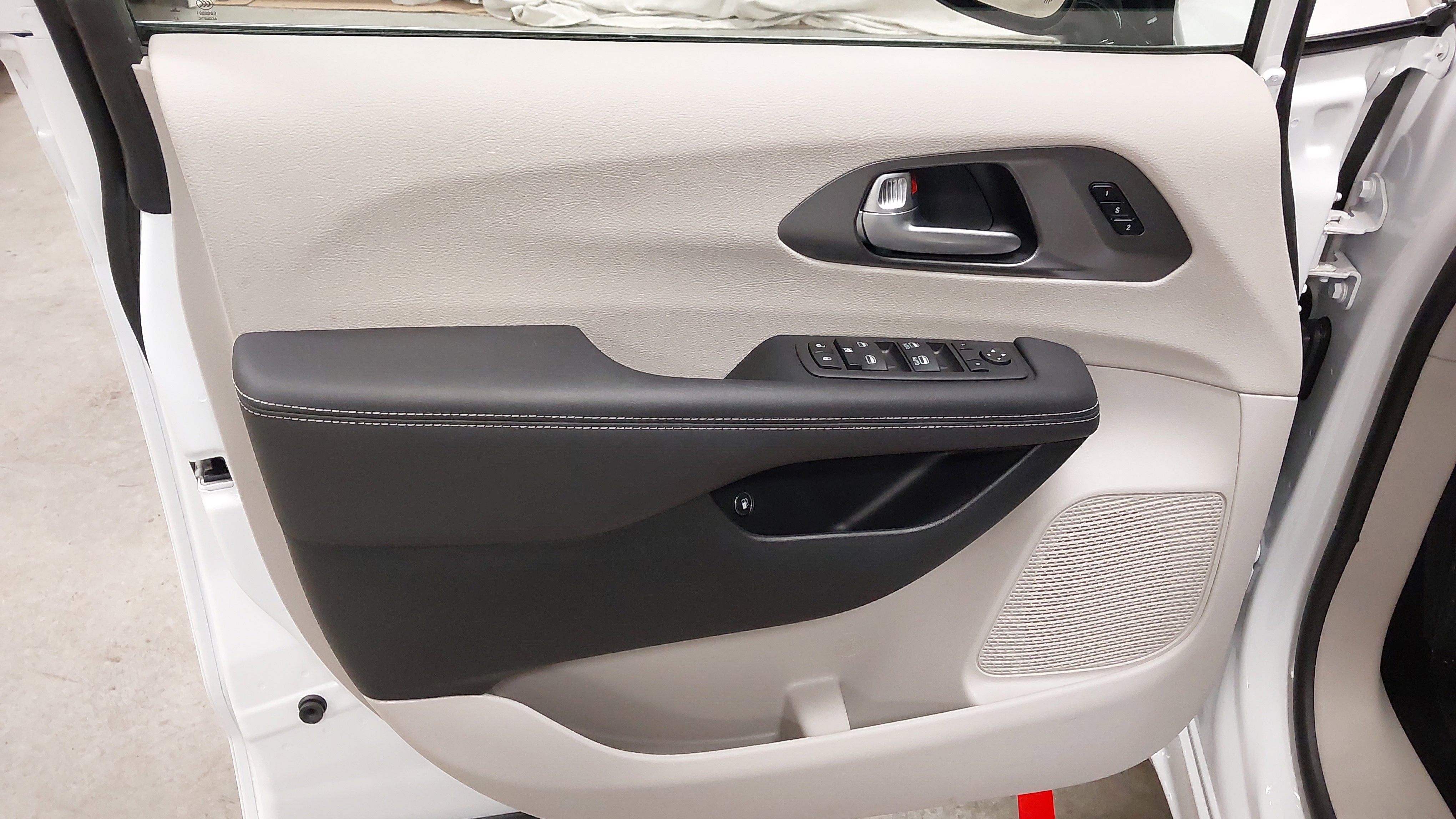 Used 2024 Chrysler Pacifica Select image 24