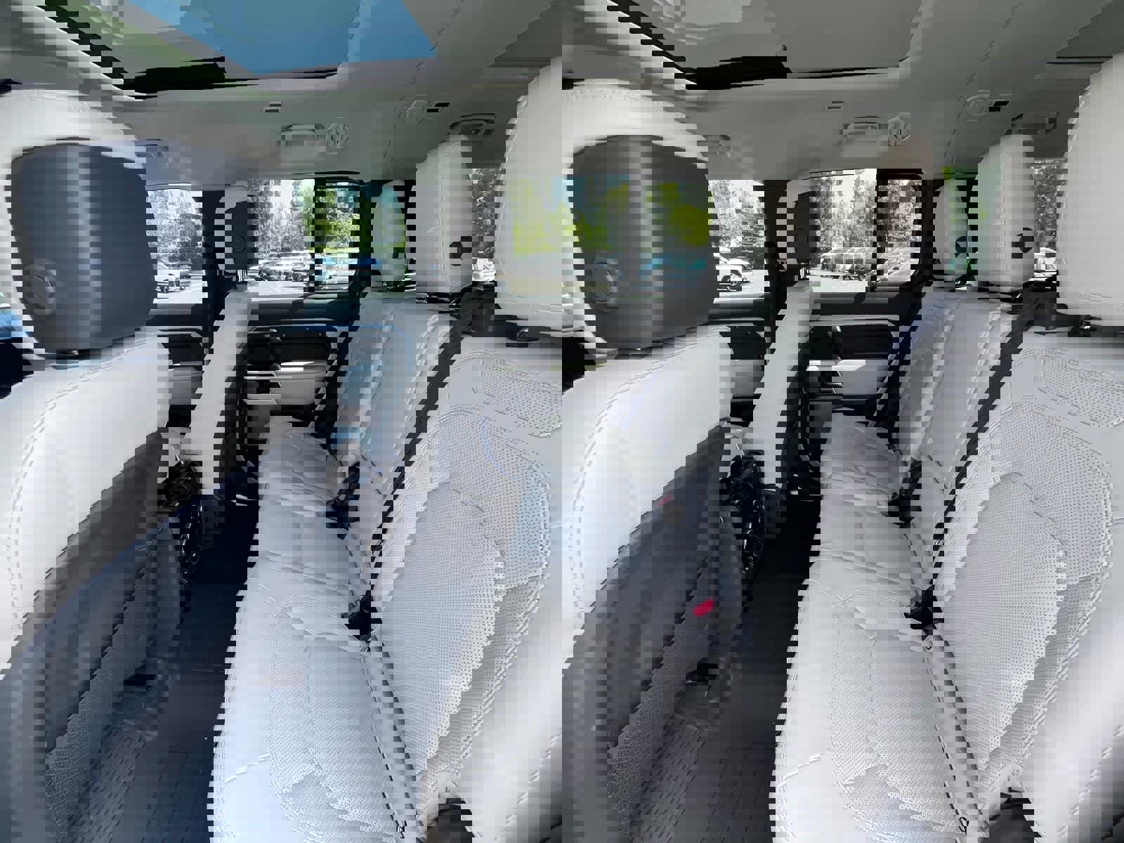 Used 2023 Land Rover Defender 130 SE image 6