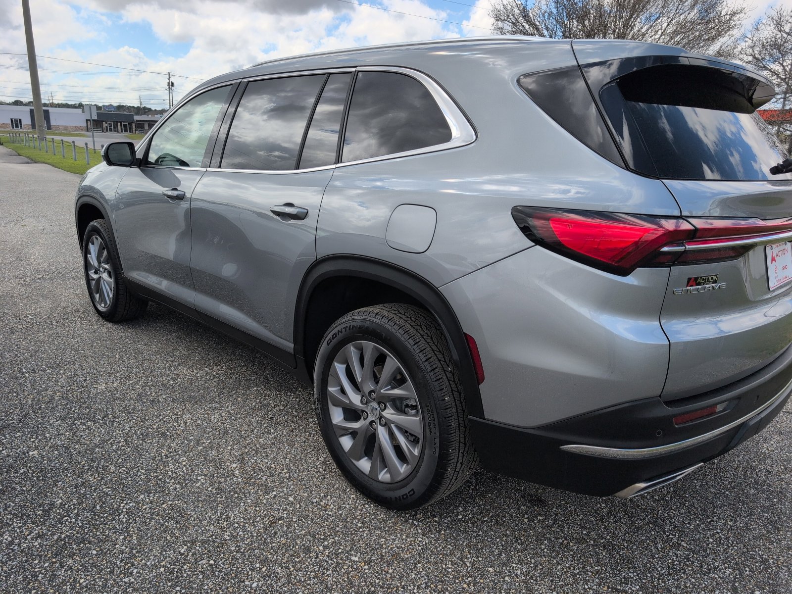 Used 2025 Buick Enclave Preferred image 3