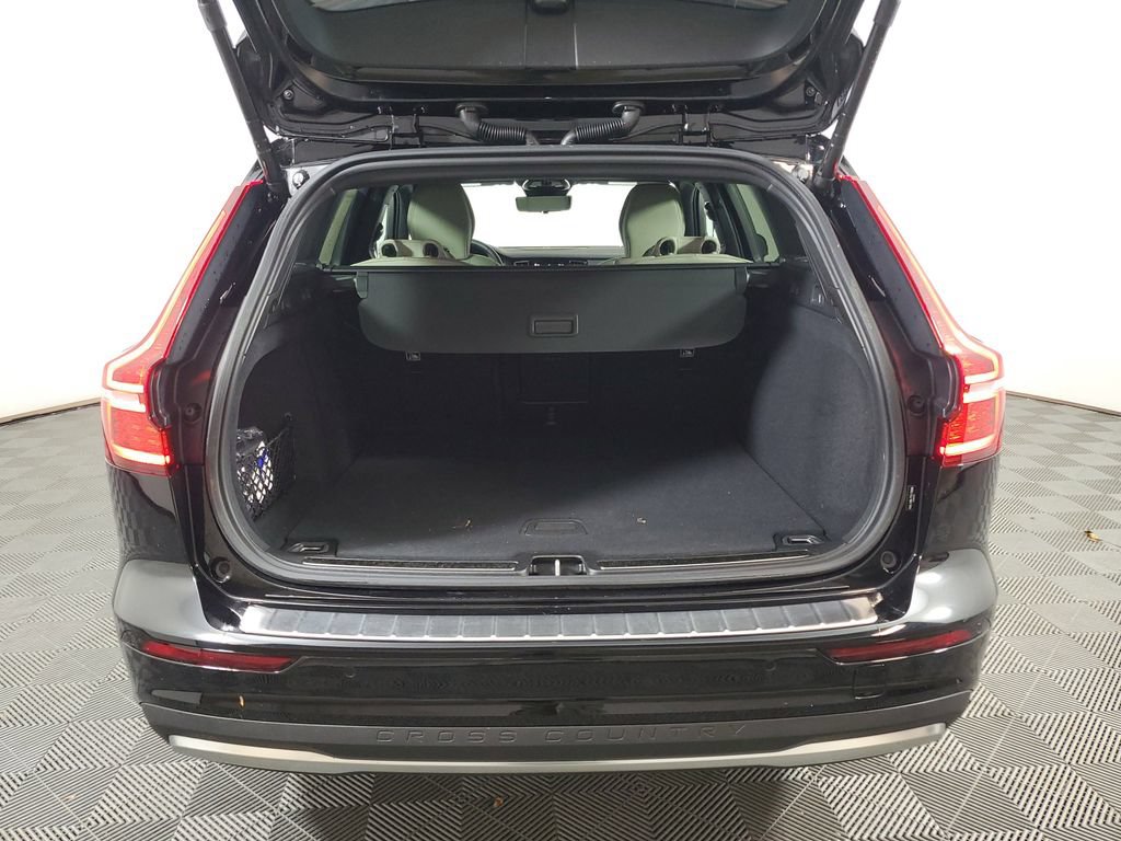New 2026 Volvo V60 B5 Cross Country Ultra w/ Protection Package Premier AWD/4WD image 9