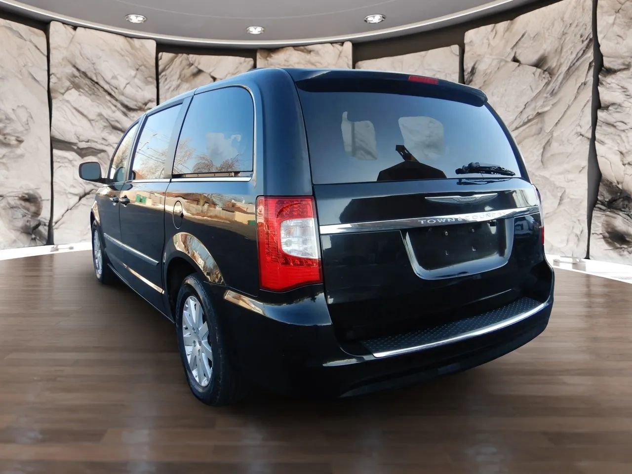 Used 2013 Chrysler Town & Country Touring image 8