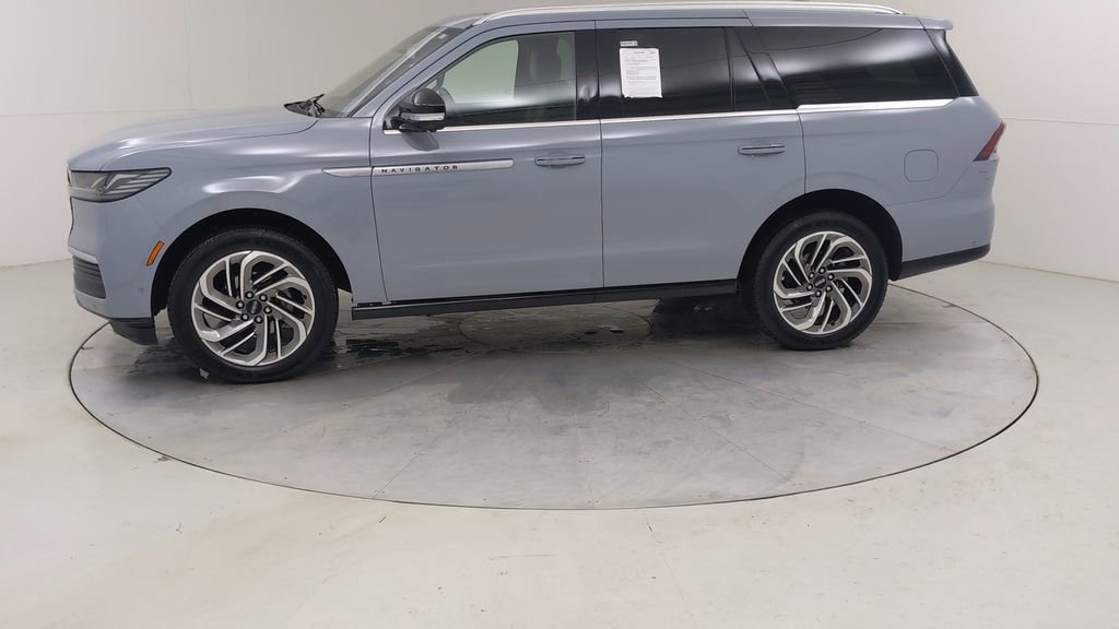 Used 2025 Lincoln Navigator Reserve image 21