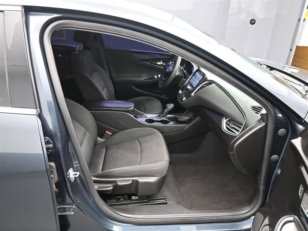 Used 2018 Chevrolet Equinox Premier AWD/4WD image 9