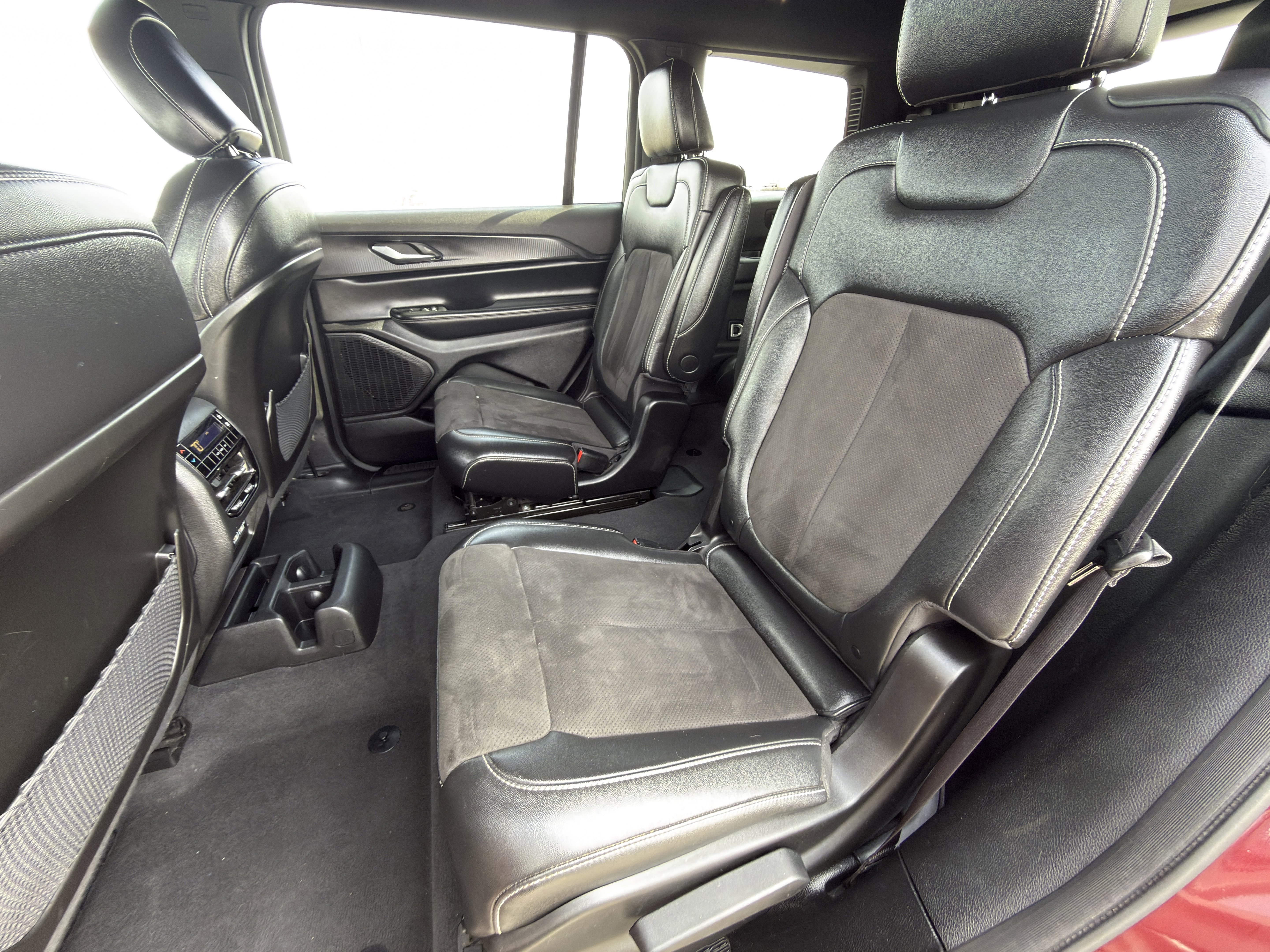 Used 2023 Jeep Grand Cherokee L Laredo image 13