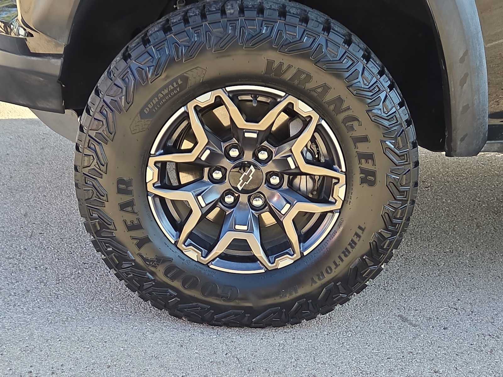 Used 2026 Chevrolet Colorado ZR2 w/ Technology Package AWD/4WD image 12