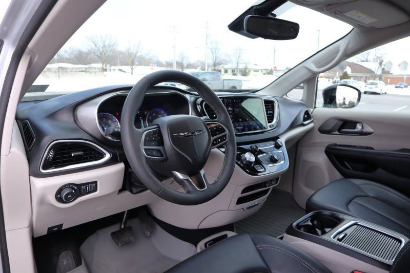 Used 2024 Chrysler Pacifica Touring-L image 10