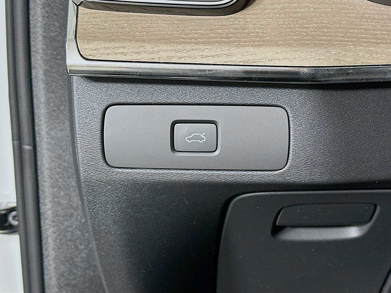 New 2026 Volvo XC90 B6 Core image 10