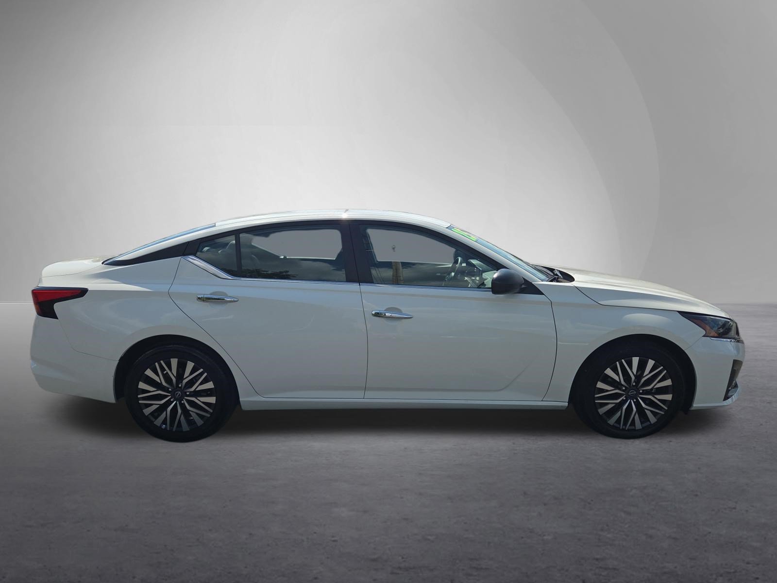 Used 2025 Nissan Altima 2.5 SV FWD image 2
