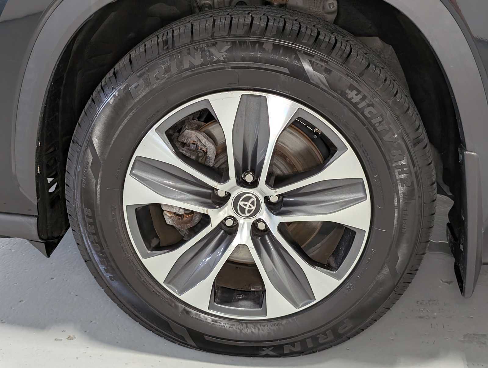 Used 2021 Toyota Highlander XLE AWD/4WD image 3