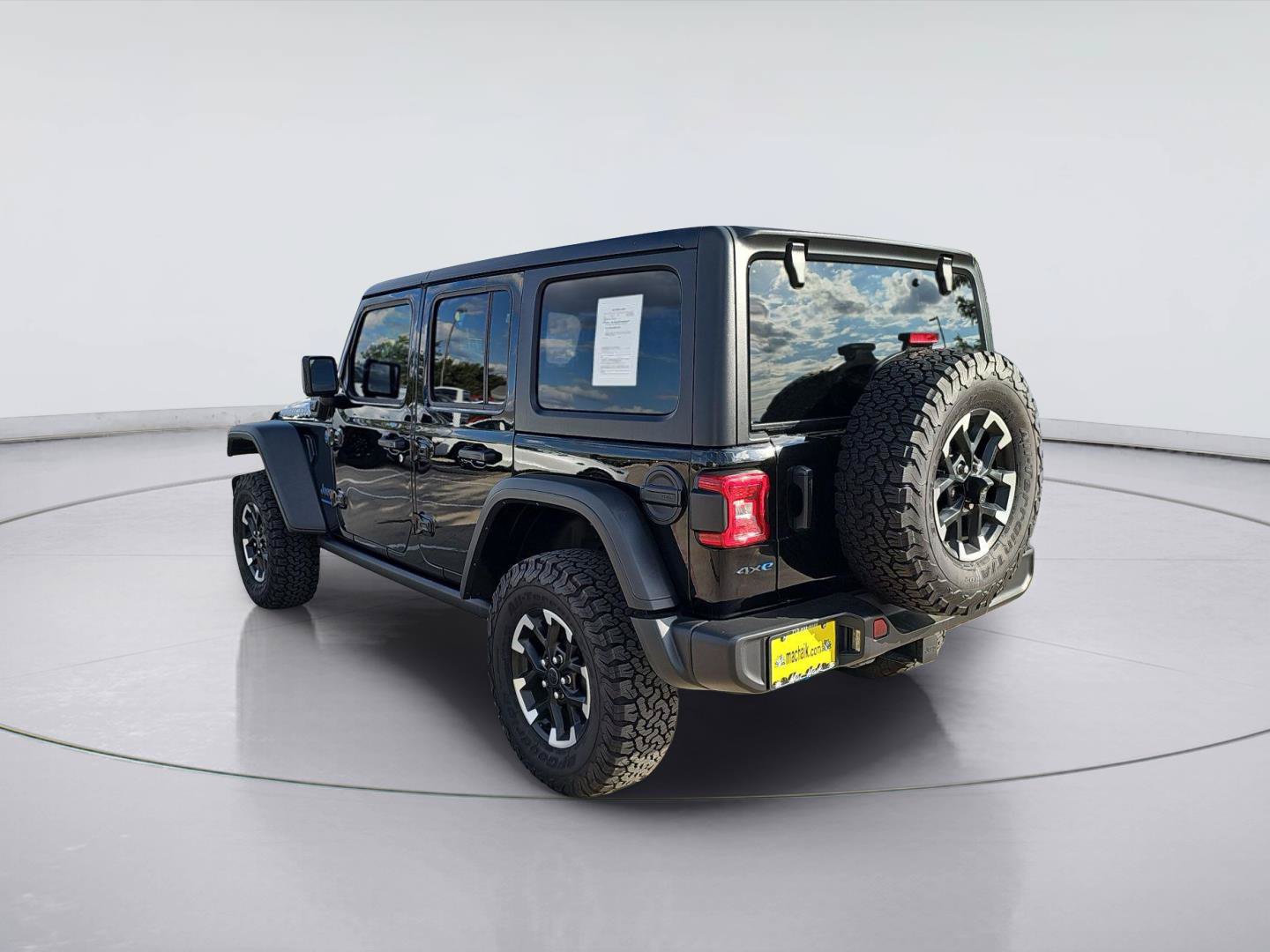 Used 2025 Jeep Wrangler Unlimited Rubicon 4xe w/ Convenience Group AWD/4WD image 4