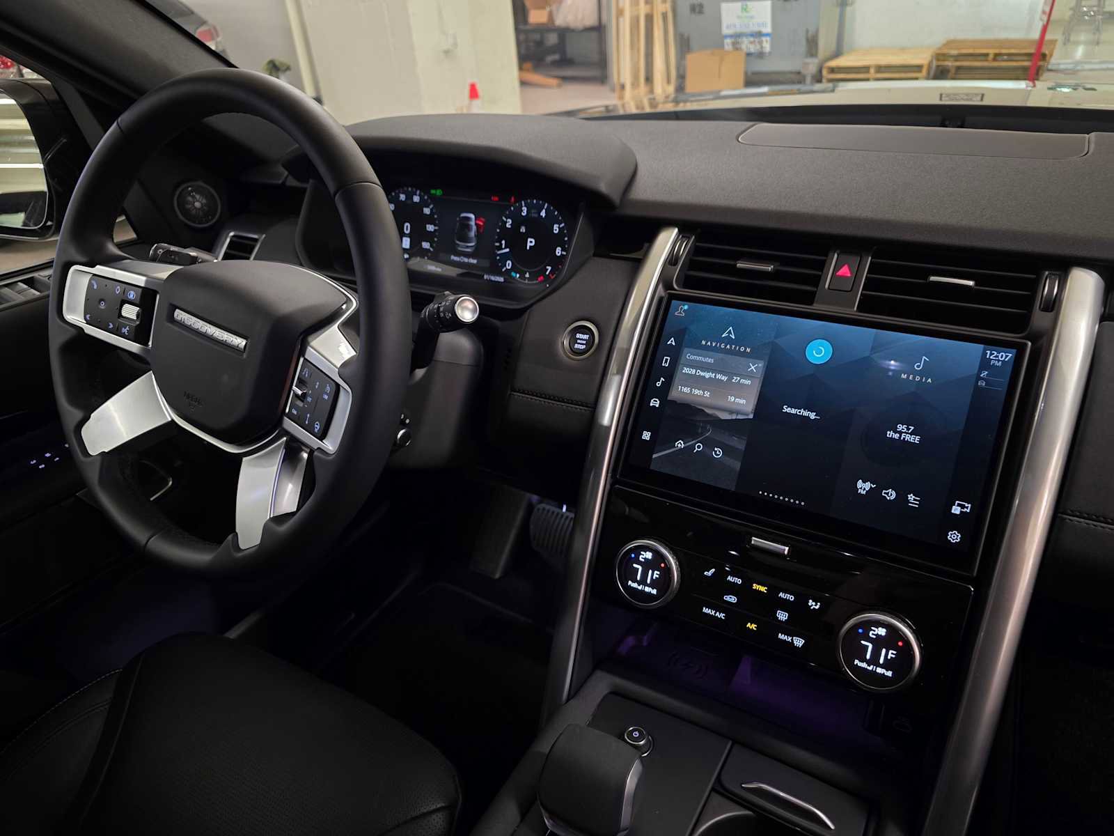 Used 2025 Land Rover Discovery S image 11