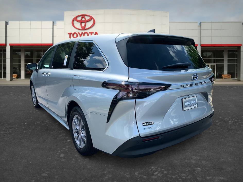 Certified 2025 Toyota Sienna XLE FWD image 6