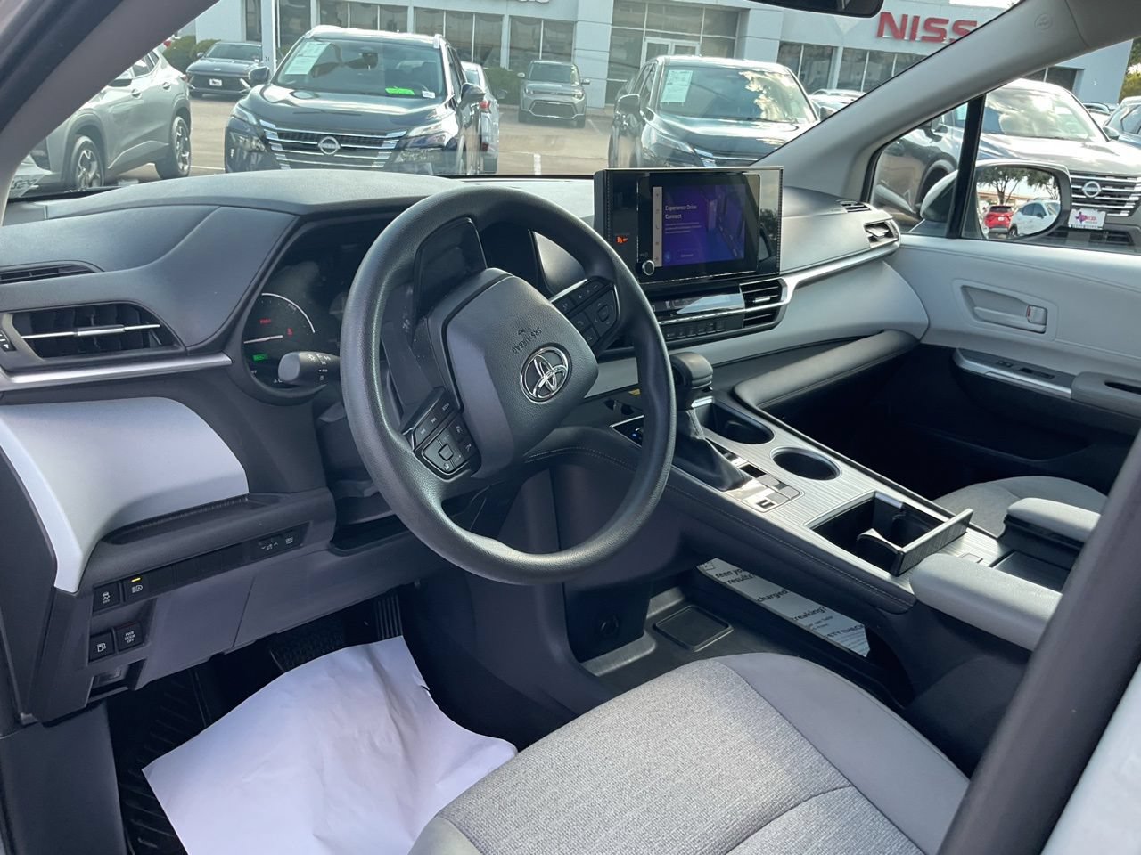 Used 2025 Toyota Sienna LE FWD image 12