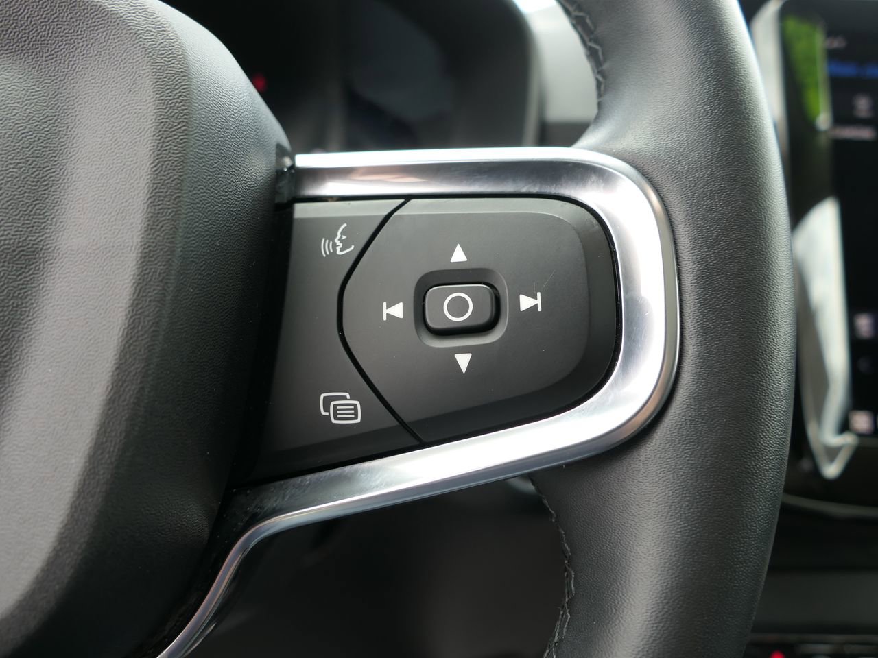Used 2025 Volvo XC40 B5 Core AWD/4WD image 16