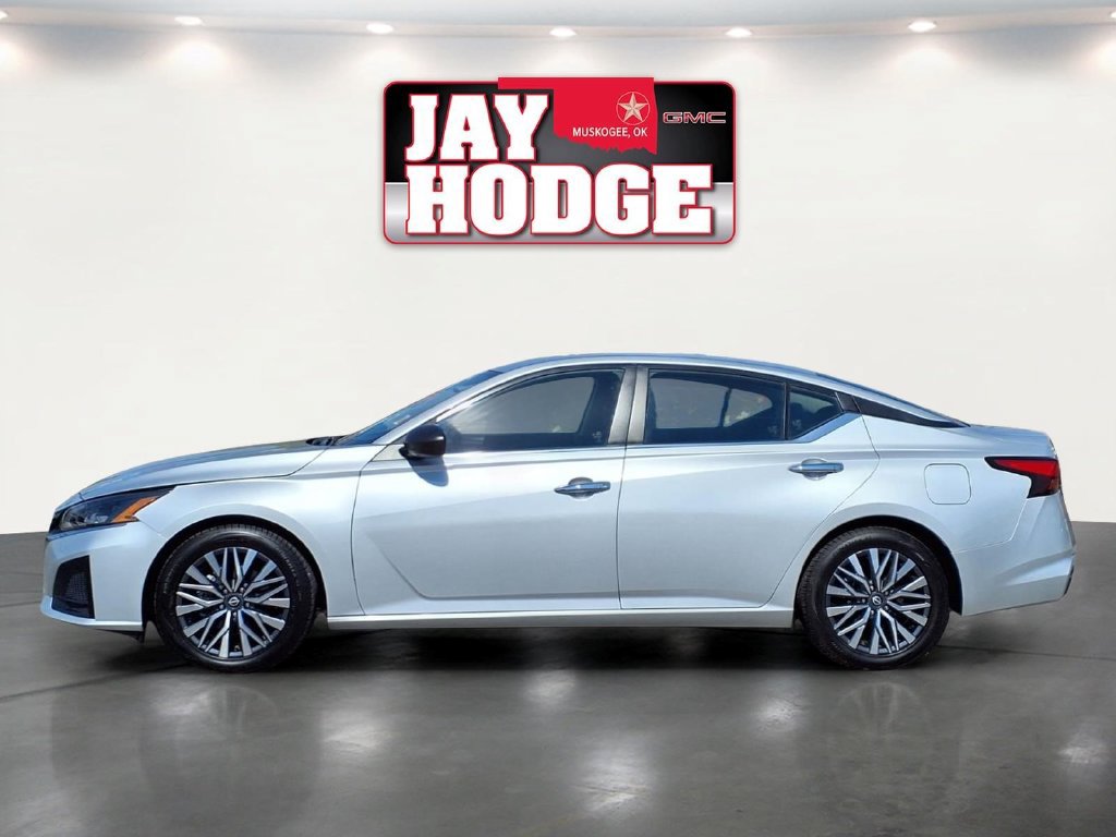 Used 2025 Nissan Altima 2.5 SV FWD image 8