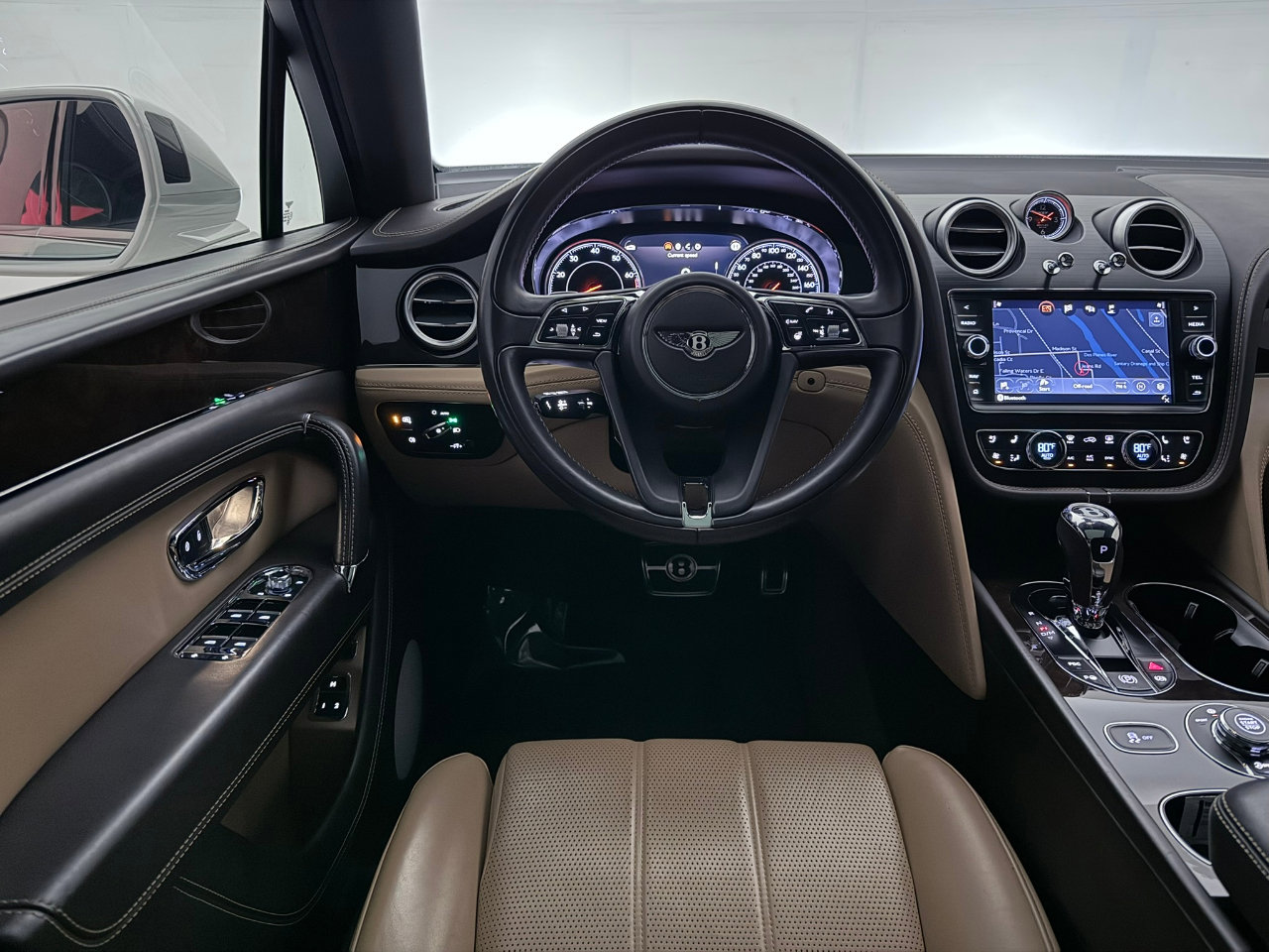 Used 2018 Bentley Bentayga image 33