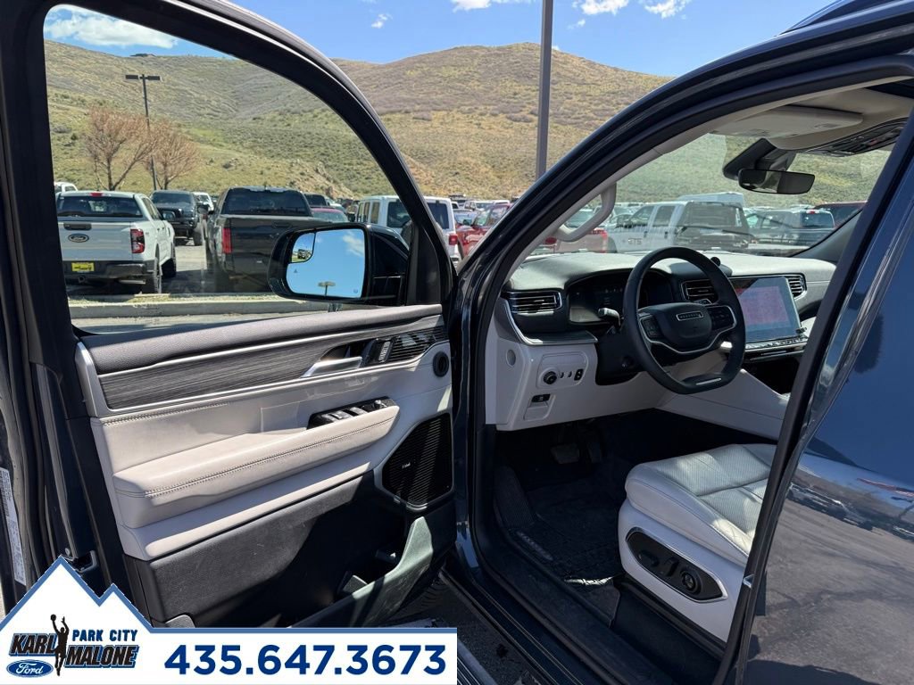 Used 2023 Jeep Wagoneer Series III w/ Premium Group I AWD/4WD image 11