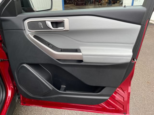 Used 2024 Ford Explorer XLT w/ Equipment Group 202A AWD/4WD image 40