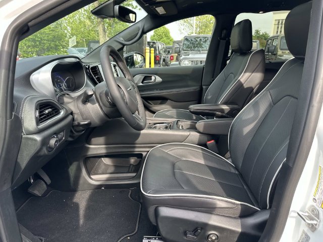 New 2026 Chrysler Pacifica Limited FWD image 9