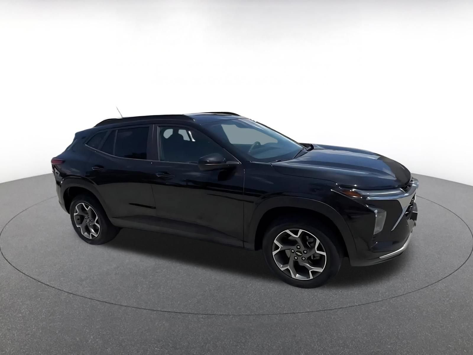 Used 2025 Chevrolet Trax LT FWD image 2