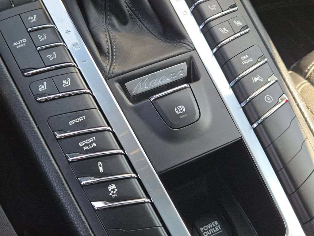 Used 2015 Porsche Macan Turbo AWD/4WD image 28