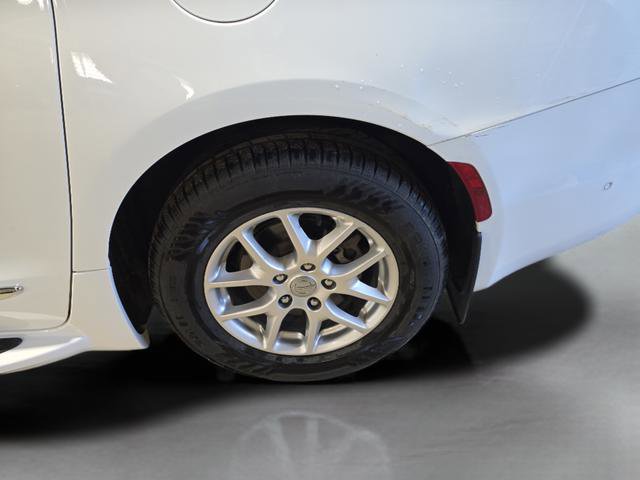 Used 2020 Chrysler Pacifica Touring-L w/ Advanced Safetytec Group FWD image 26