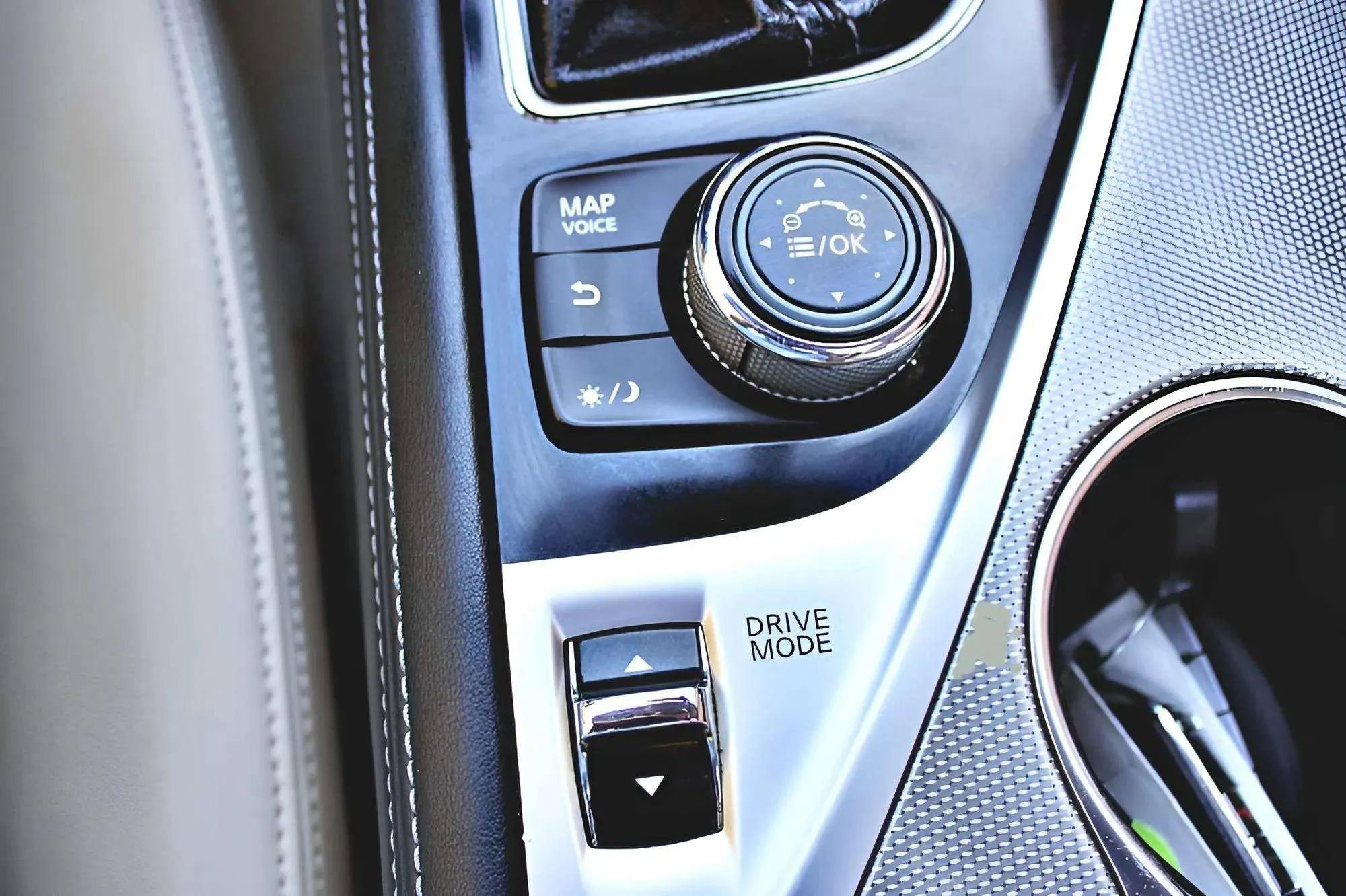 Used 2014 INFINITI Q50 Premium w/ Navigation Package AWD/4WD image 21