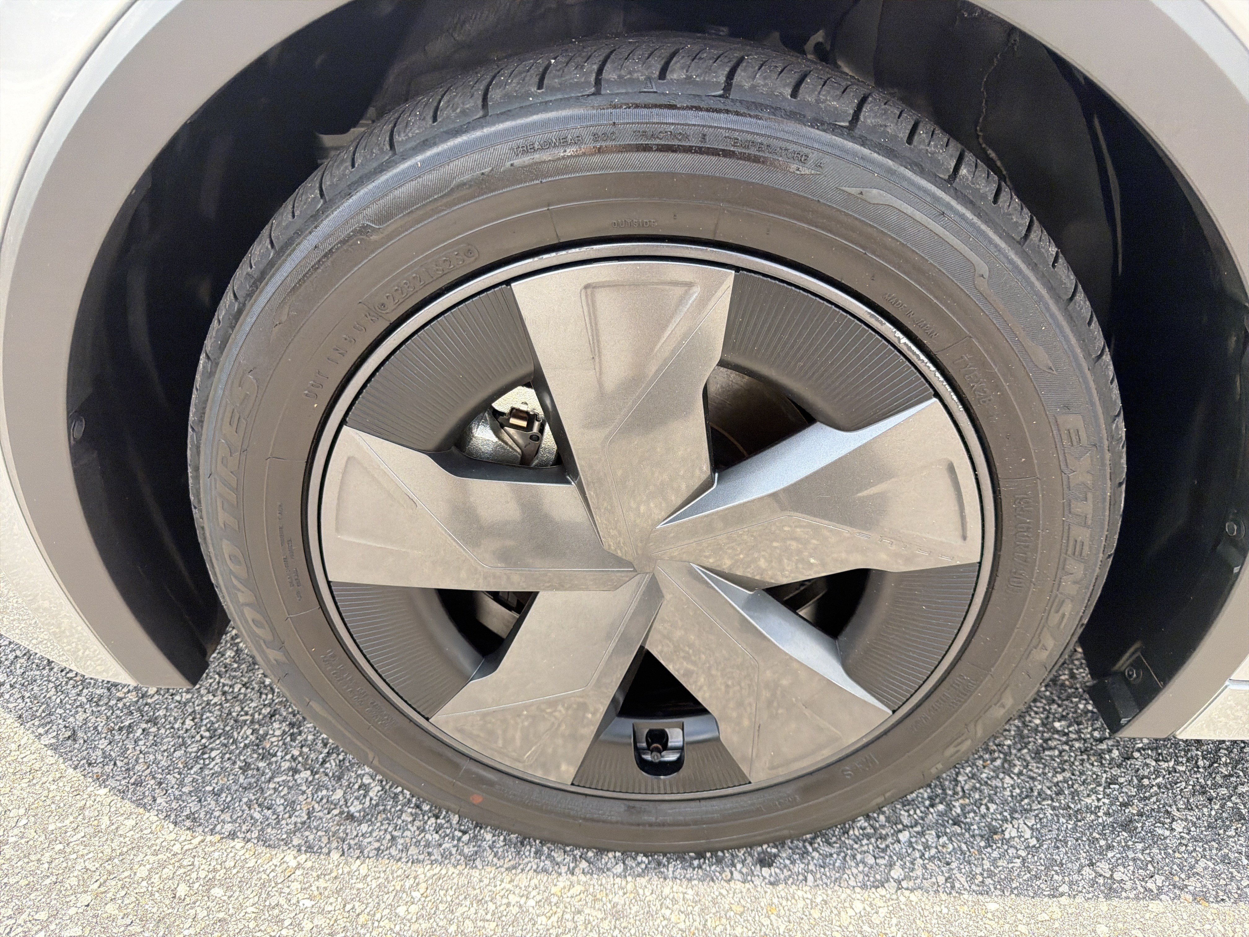 Certified 2025 Toyota Prius LE FWD image 21
