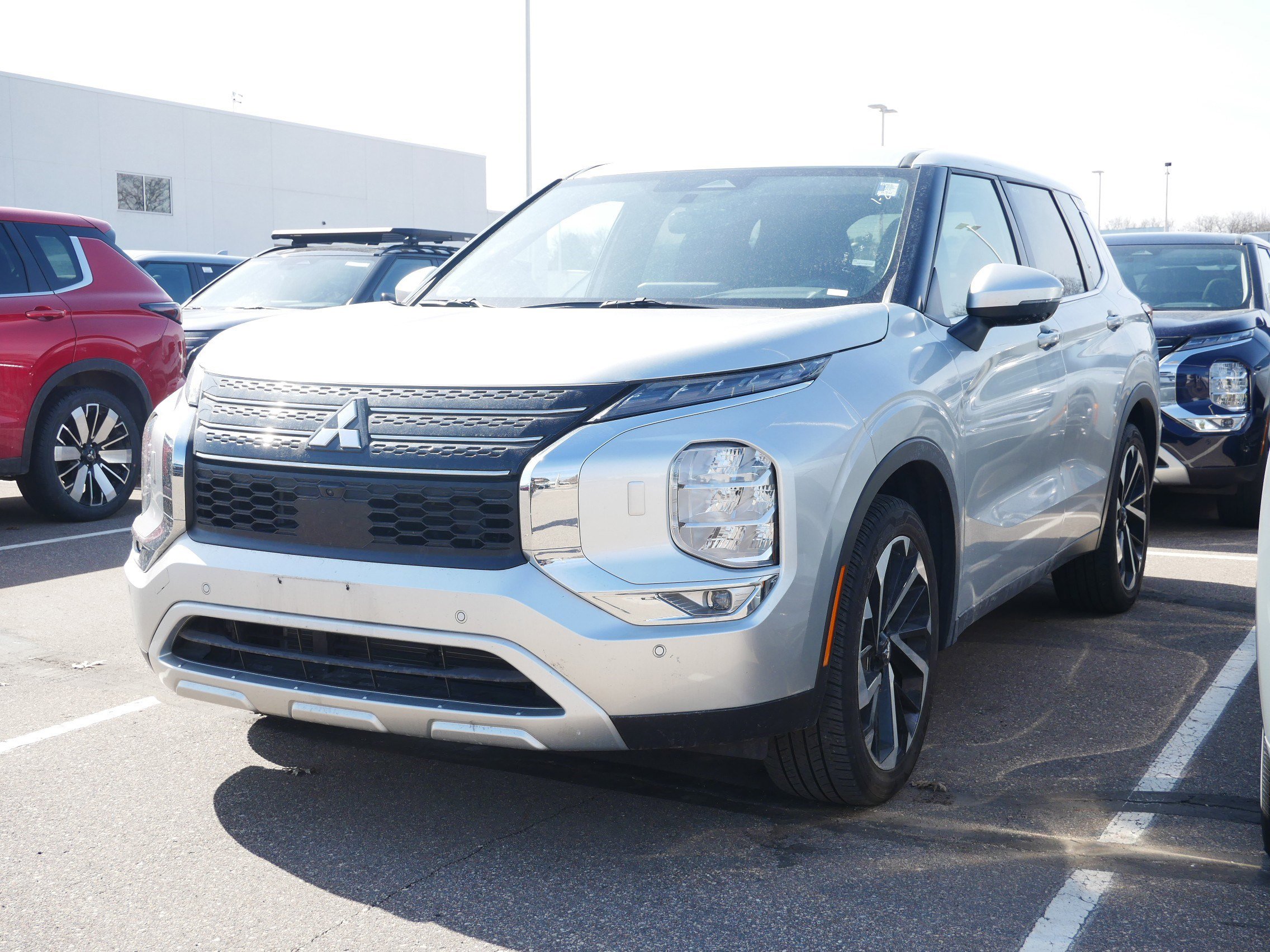 Used 2024 Mitsubishi Outlander SE AWD/4WD image 2