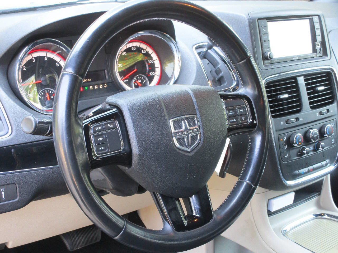 Used 2019 Dodge Grand Caravan SXT image 15