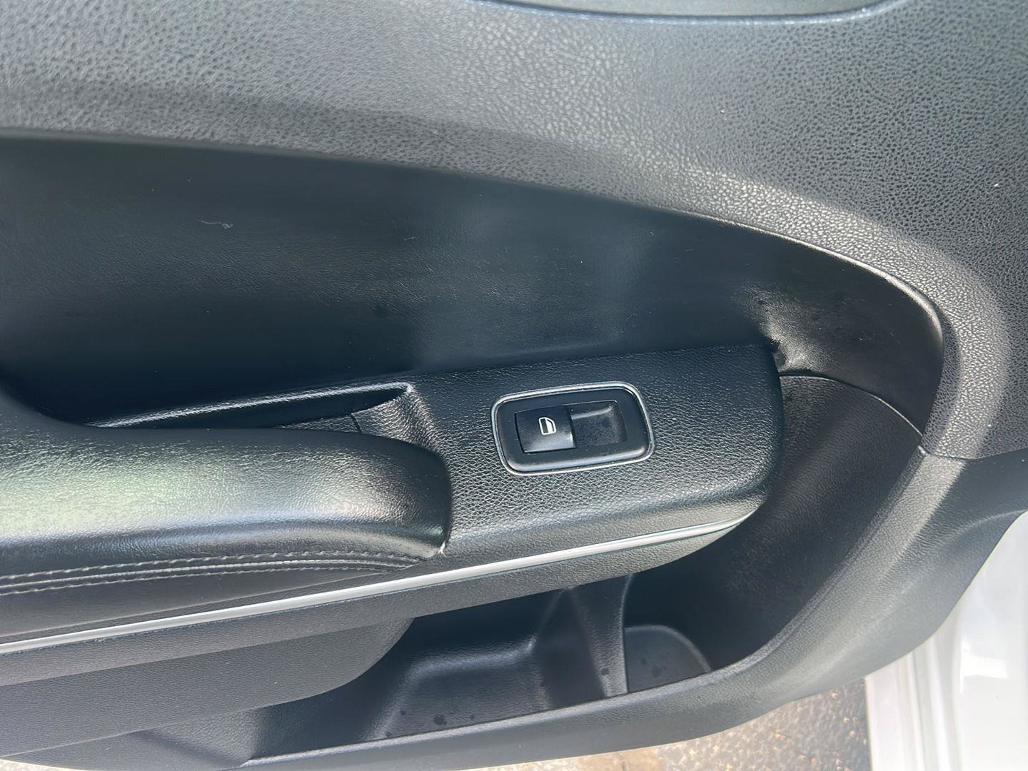 Used 2014 Chrysler 300 C RWD image 13