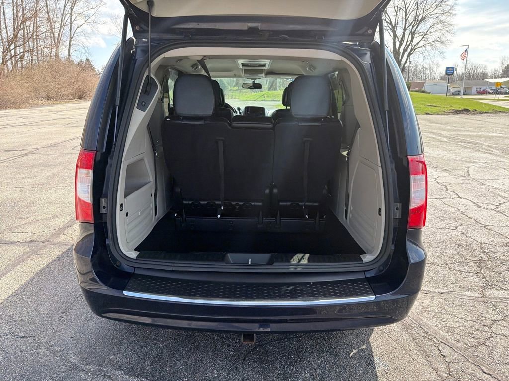 Used 2016 Chrysler Town & Country Touring image 27