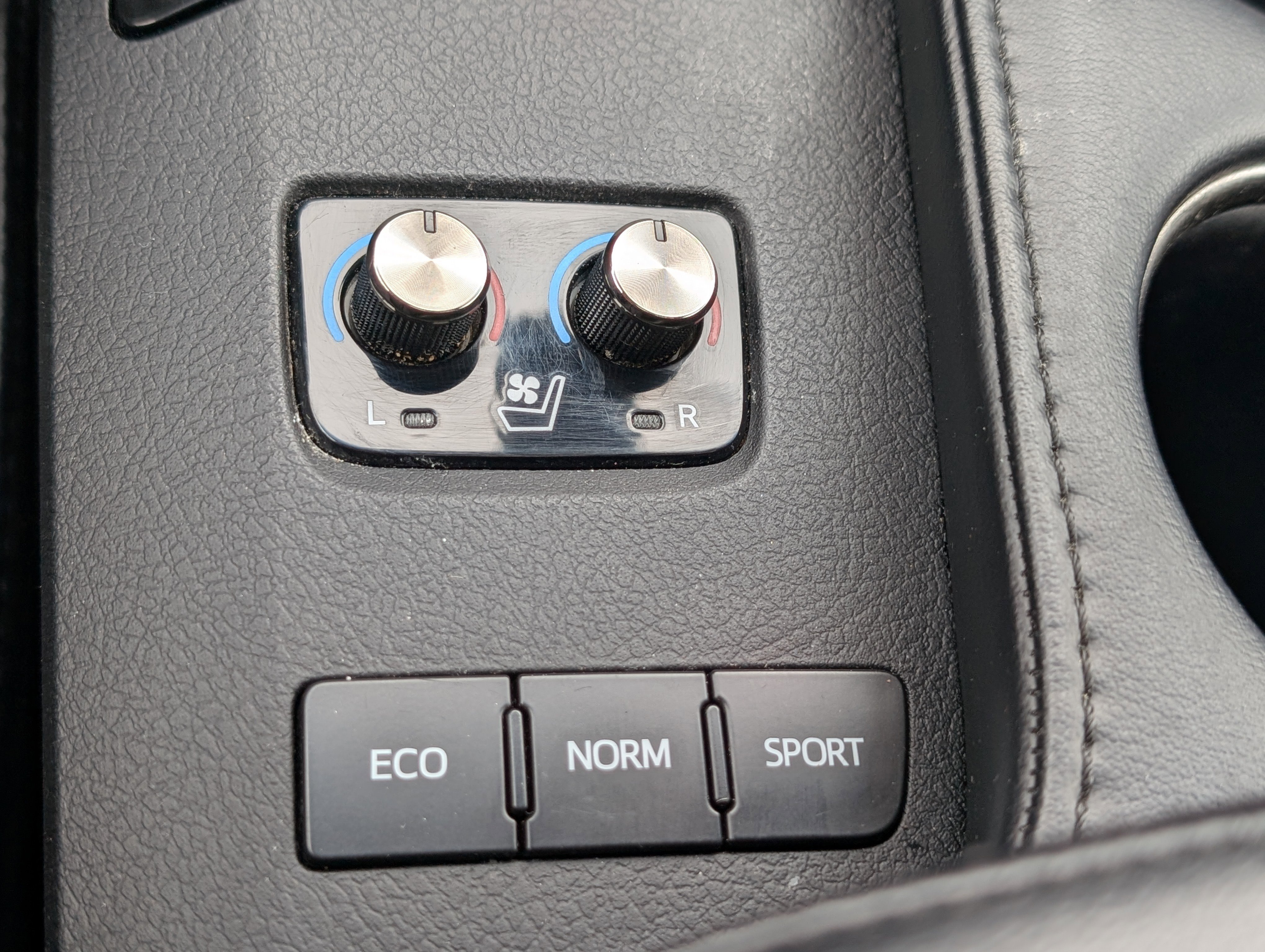 Used 2016 Toyota Avalon Limited w/ Toyota Safety Sense Package image 26