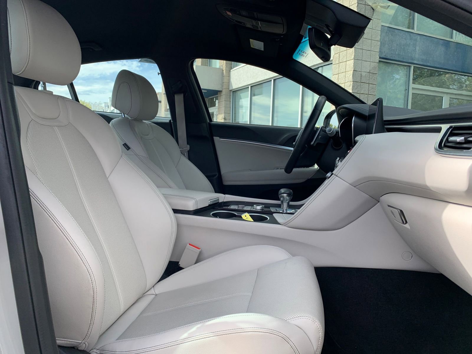 Used 2025 Genesis G70 2.5T image 36