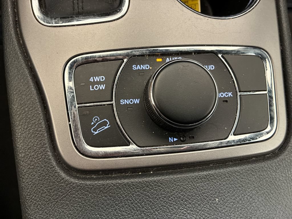 Used 2019 Jeep Grand Cherokee Laredo AWD/4WD image 21