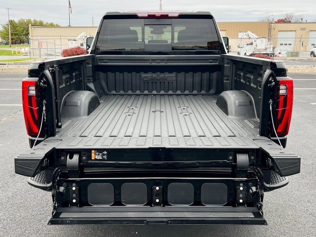 Used 2025 GMC Sierra 2500 Denali image 8