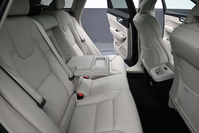 Used 2021 Volvo XC60 T5 Momentum w/ Premium Package AWD/4WD image 22