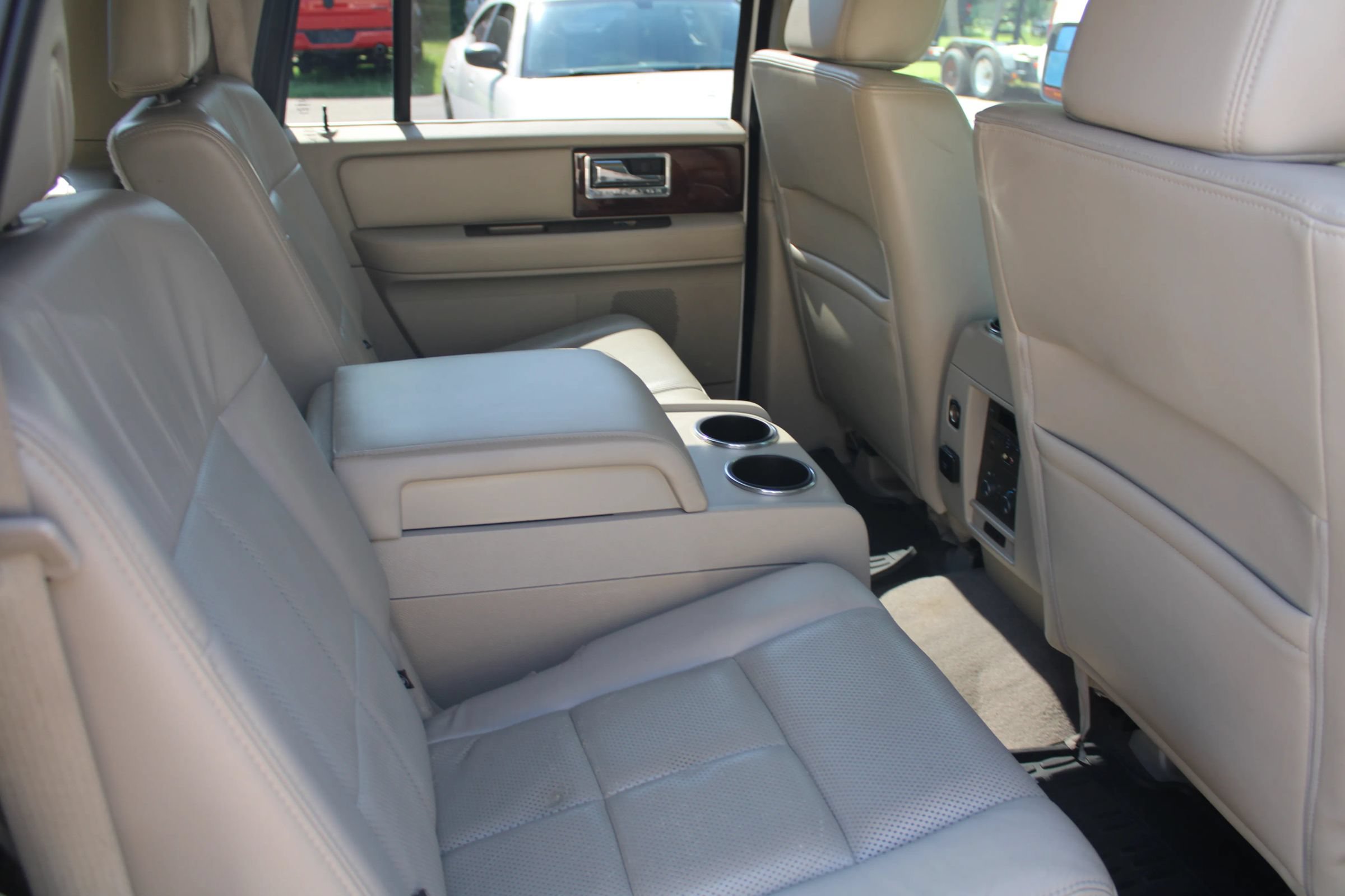 Used 2014 Lincoln Navigator L 4WD image 25