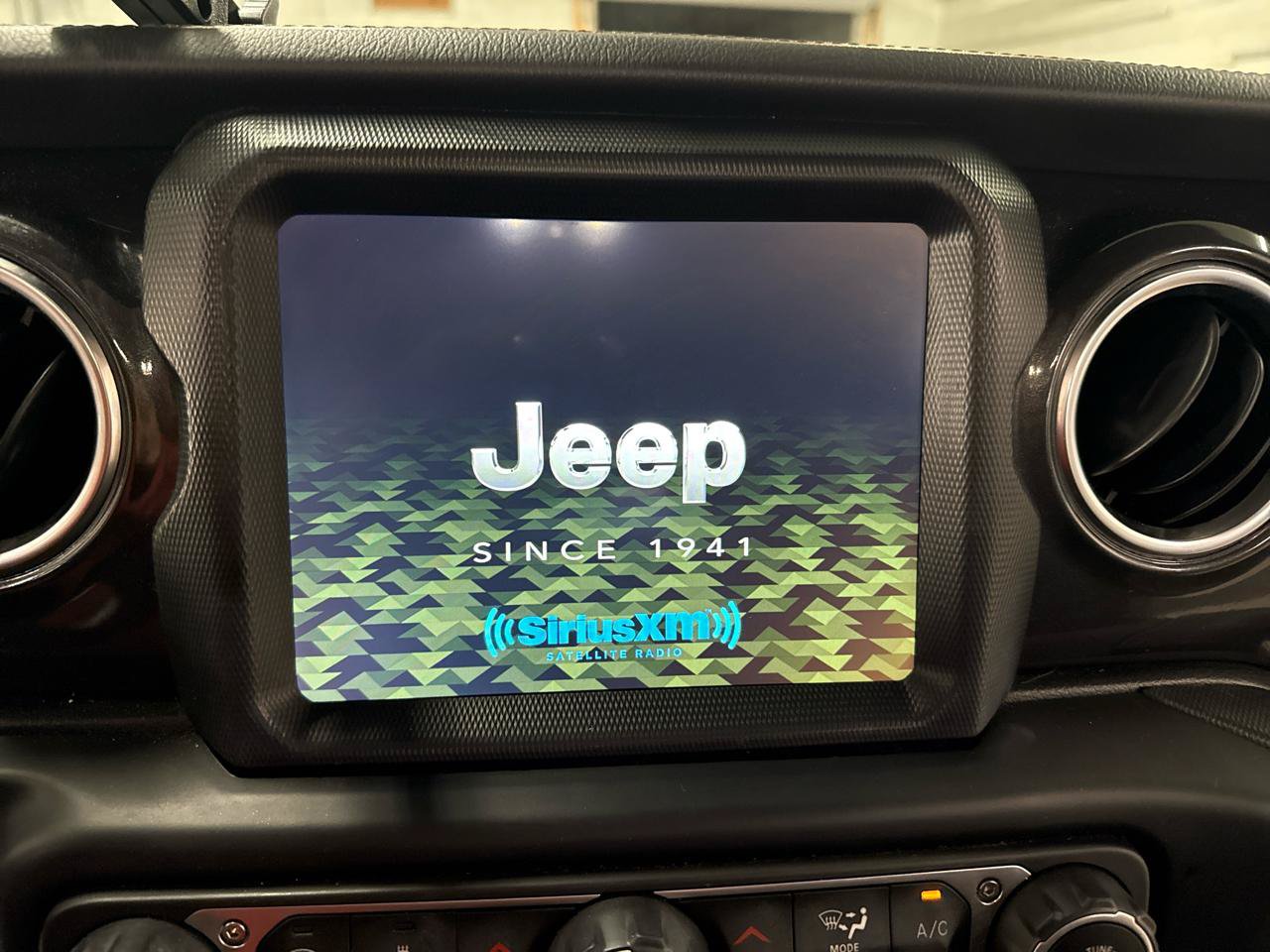 Used 2022 Jeep Wrangler Unlimited Rubicon w/ Xtreme Recon 35" Tire Package AWD/4WD image 17