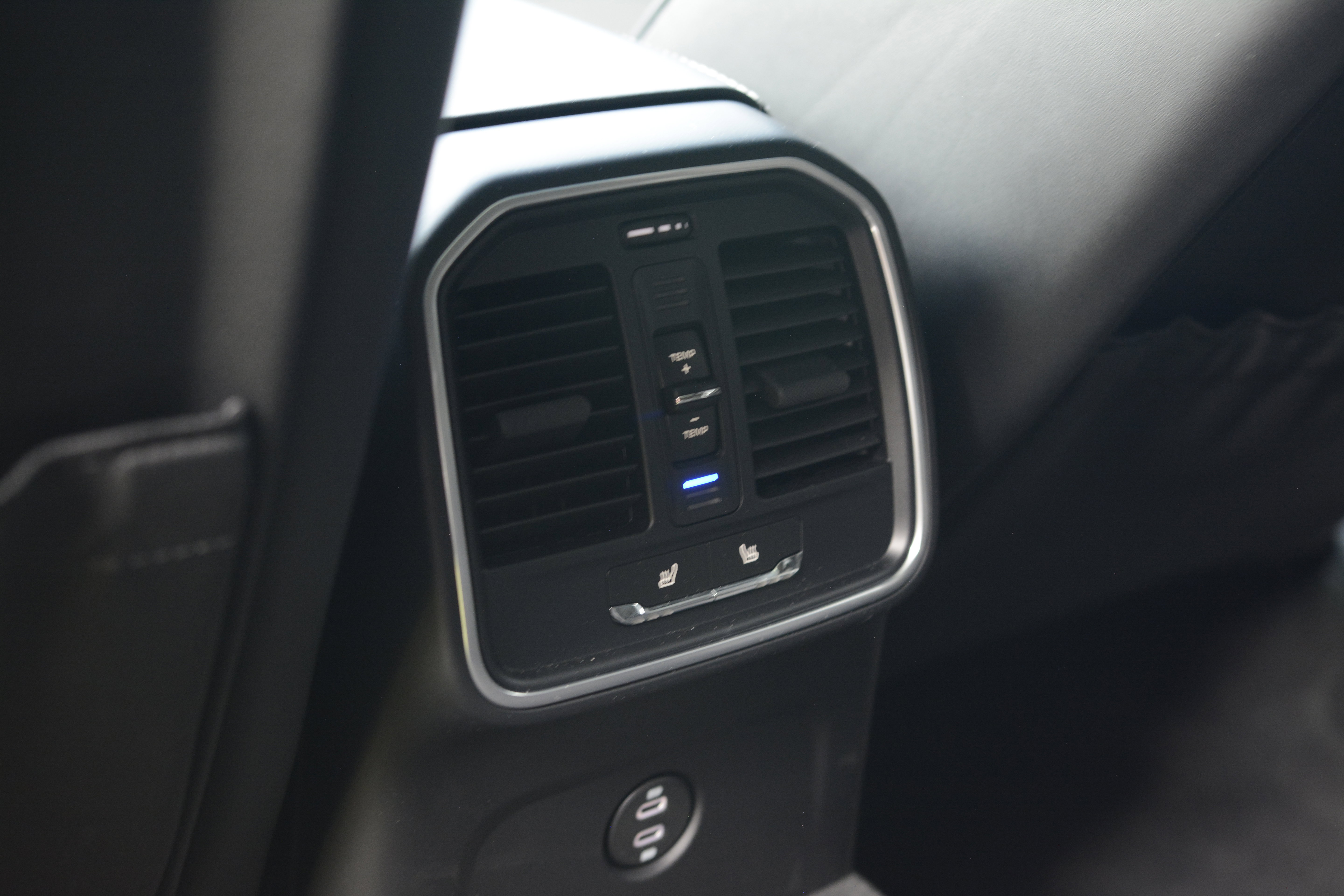 Certified 2026 Porsche Macan Turbo AWD/4WD image 32