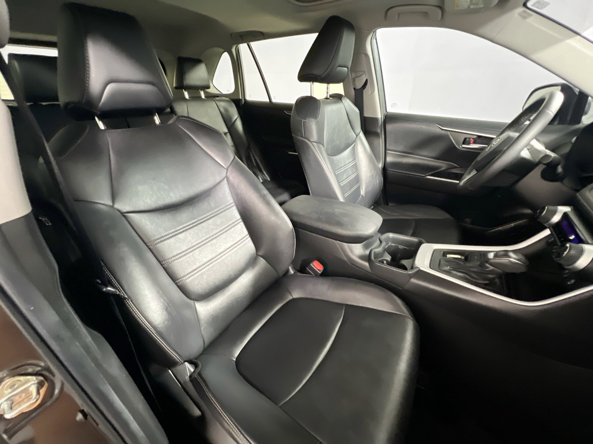 Used 2020 Toyota RAV4 XLE Premium FWD image 30