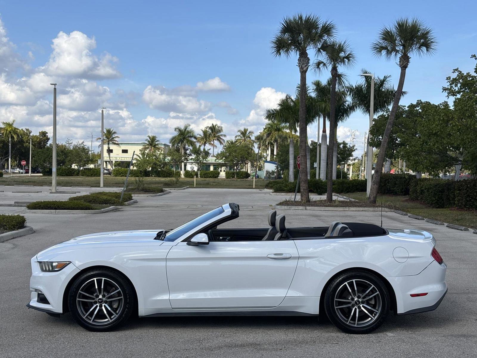 Used 2016 Ford Mustang Premium image 9