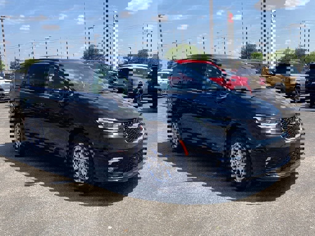 Used 2024 Chrysler Pacifica Touring-L image 3