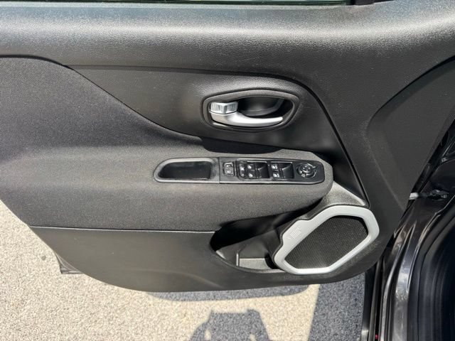 Used 2019 Jeep Renegade Latitude w/ Cold Weather Group AWD/4WD image 15